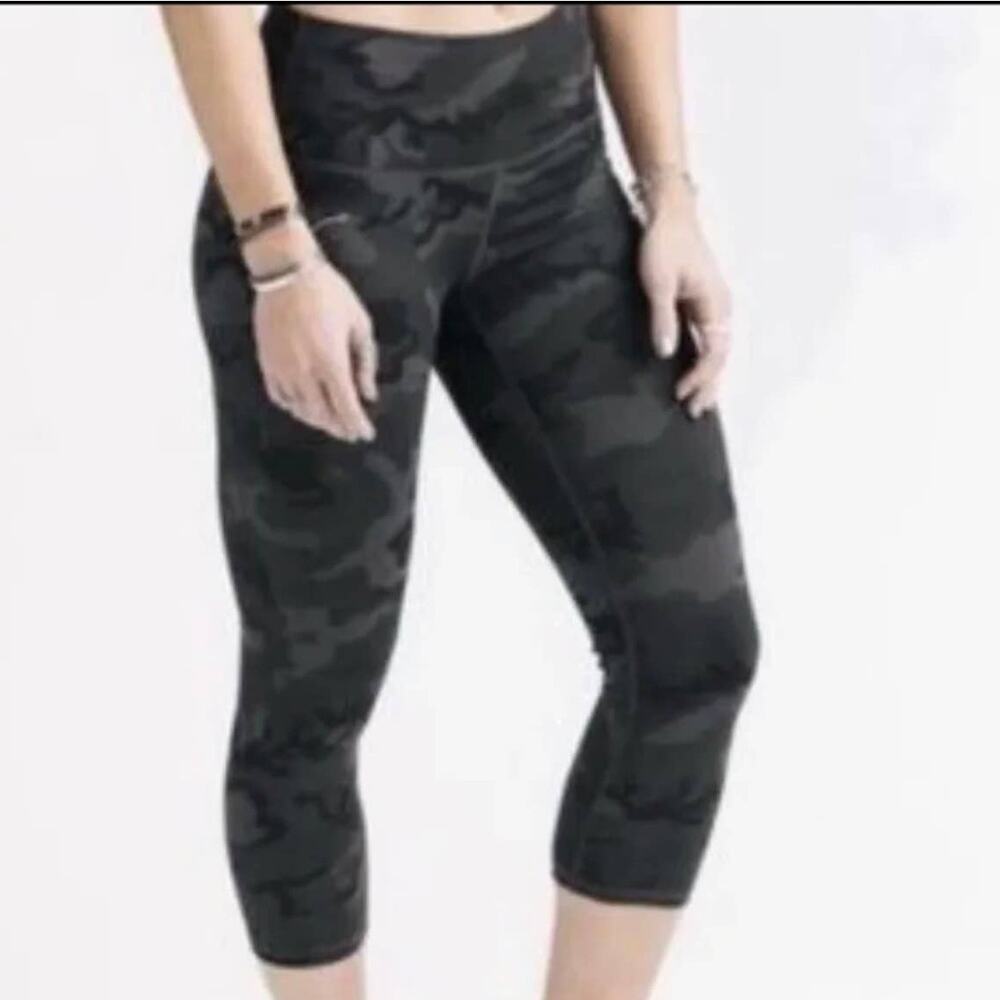 Zyia Active Camou Cropped Leggings Size 4